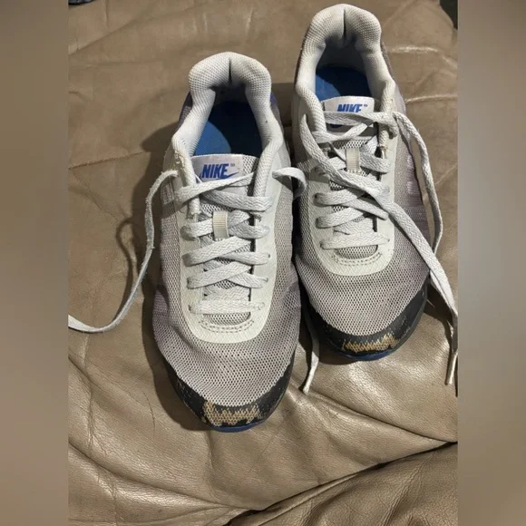 🎊 SOLD 🎊 Nike 4.5/Children youth Sneakers in Gray&Black with Blue Accents - Picture 5 of 9